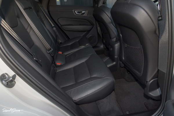 Volvo XC60 2.0 T6 Plug-in hybrid AWD Plus Dark | Long Range | Panorama dak | Zwenkbare trekhaak | Harman Kardon | Memory |