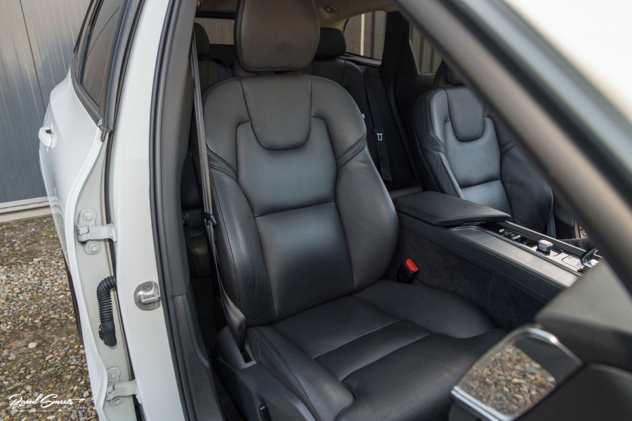 Volvo XC60 2.0 T6 Plug-in hybrid AWD Plus Dark | Long Range | Panorama dak | Zwenkbare trekhaak | Harman Kardon | Memory |