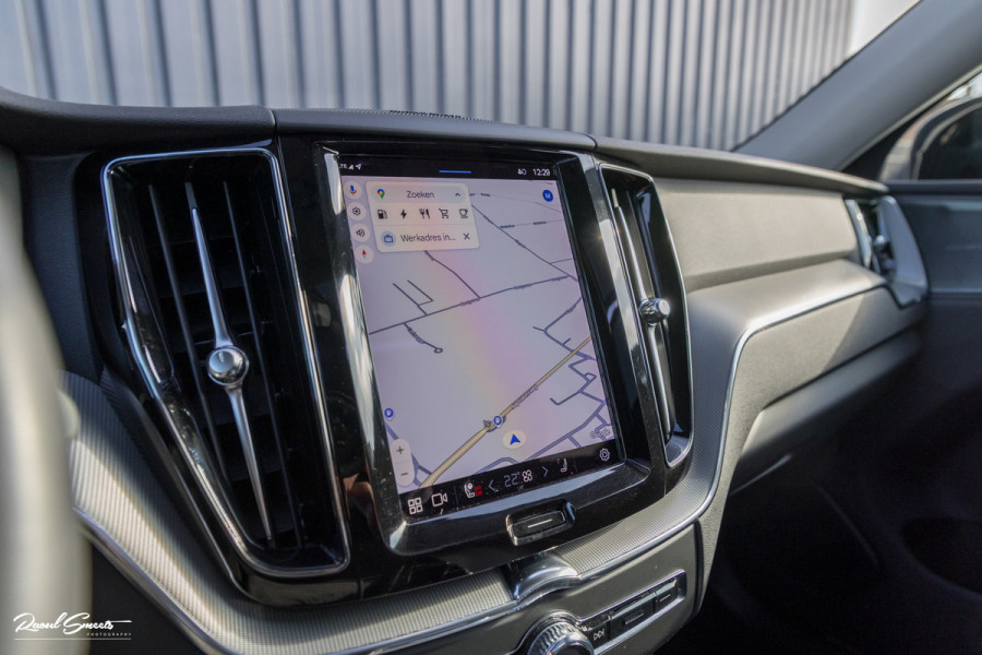 Volvo XC60 2.0 T6 Plug-in hybrid AWD Plus Dark | Long Range | Panorama dak | Zwenkbare trekhaak | Harman Kardon | Memory |