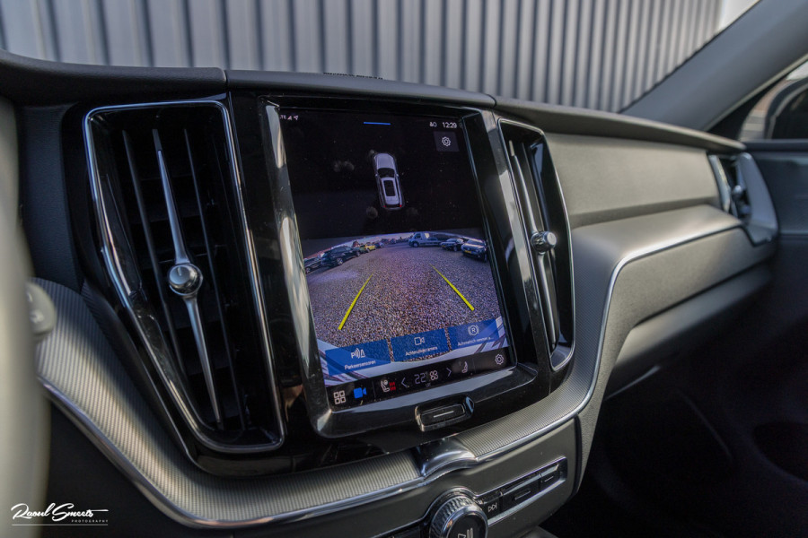 Volvo XC60 2.0 T6 Plug-in hybrid AWD Plus Dark | Long Range | Panorama dak | Zwenkbare trekhaak | Harman Kardon | Memory |