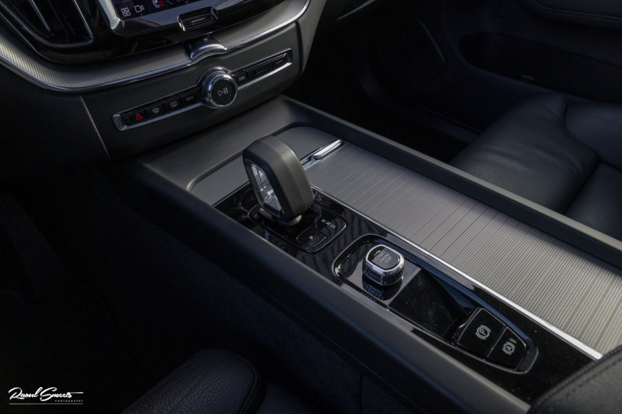 Volvo XC60 2.0 T6 Plug-in hybrid AWD Plus Dark | Long Range | Panorama dak | Zwenkbare trekhaak | Harman Kardon | Memory |