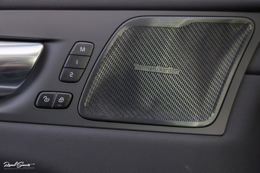 Volvo XC60 2.0 T6 Plug-in hybrid AWD Plus Dark | Long Range | Panorama dak | Zwenkbare trekhaak | Harman Kardon | Memory |