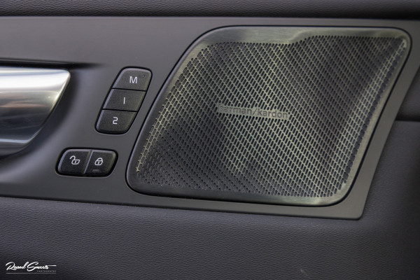 Volvo XC60 2.0 T6 Plug-in hybrid AWD Plus Dark | Long Range | Panorama dak | Zwenkbare trekhaak | Harman Kardon | Memory |