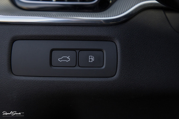 Volvo XC60 2.0 T6 Plug-in hybrid AWD Plus Dark | Long Range | Panorama dak | Zwenkbare trekhaak | Harman Kardon | Memory |