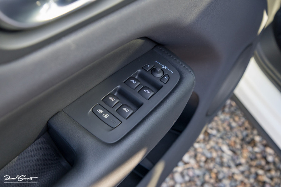 Volvo XC60 2.0 T6 Plug-in hybrid AWD Plus Dark | Long Range | Panorama dak | Zwenkbare trekhaak | Harman Kardon | Memory |