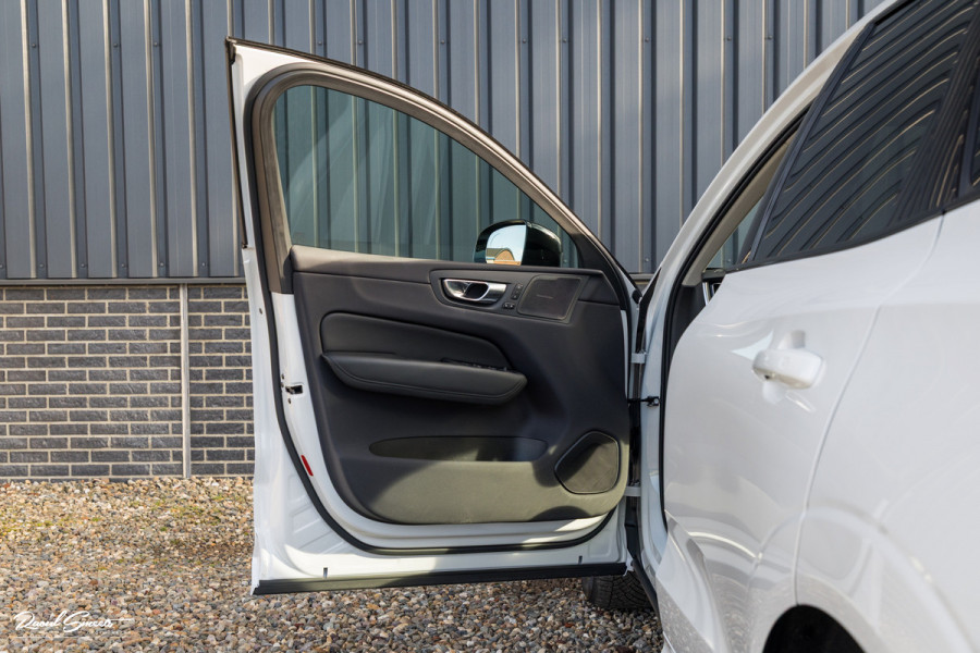 Volvo XC60 2.0 T6 Plug-in hybrid AWD Plus Dark | Long Range | Panorama dak | Zwenkbare trekhaak | Harman Kardon | Memory |