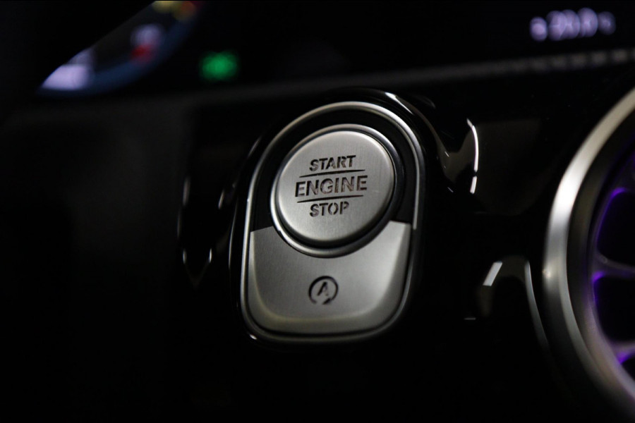 Mercedes-Benz A-Klasse 200 AMG-LINE NAP/PANO/HUD/STOELV/CARPLAY/ACC/BOMVOL