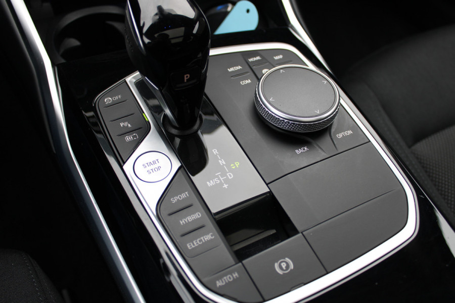 BMW 3 Serie Touring 330e Business Edition PHEV PANO GR NAVI VIRTUAL 58000KM!!!