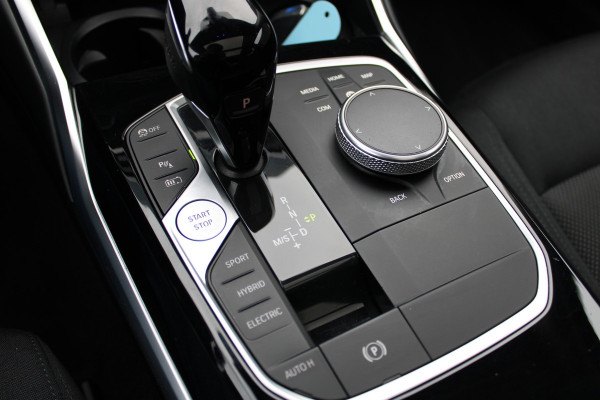 BMW 3 Serie Touring 330e Business Edition PHEV PANO GR NAVI VIRTUAL 58000KM!!!