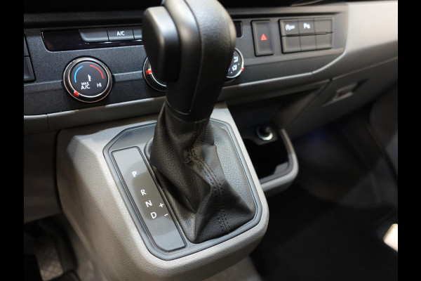 Volkswagen Transporter 2.0 150PK L2H1 Highline Automaat Dubbele Cabine Airco  Navi Parkeersensoren Camera Trekhaak Carplay