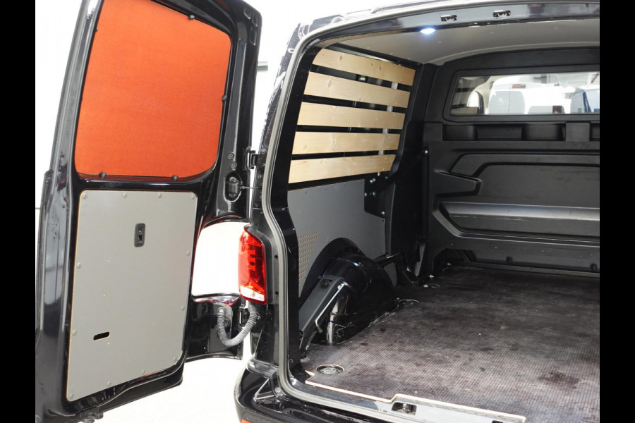 Volkswagen Transporter 2.0 150PK L2H1 Highline Automaat Dubbele Cabine Airco  Navi Parkeersensoren Camera Trekhaak Carplay
