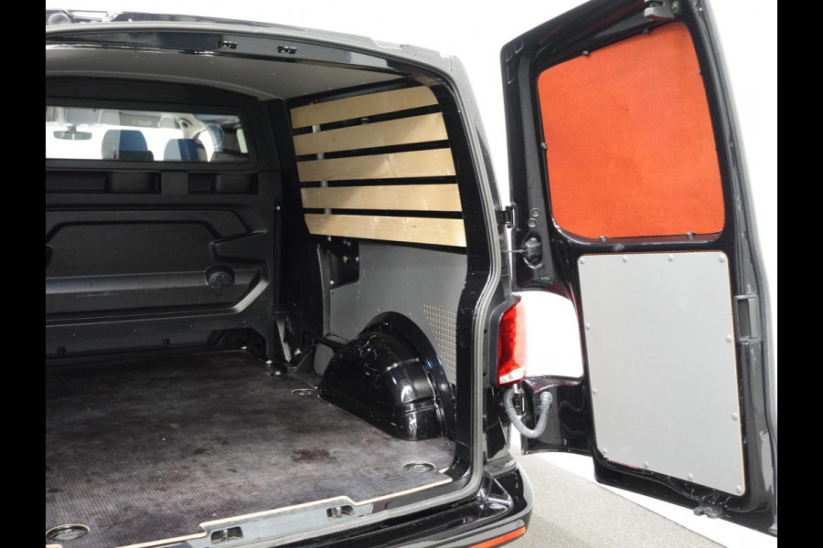 Volkswagen Transporter 2.0 150PK L2H1 Highline Automaat Dubbele Cabine Airco  Navi Parkeersensoren Camera Trekhaak Carplay