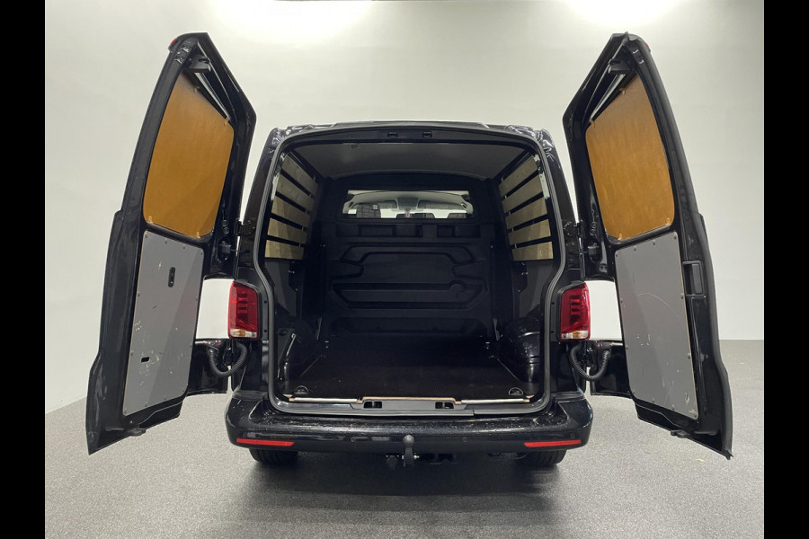 Volkswagen Transporter 2.0 150PK L2H1 Highline Automaat Dubbele Cabine Airco  Navi Parkeersensoren Camera Trekhaak Carplay