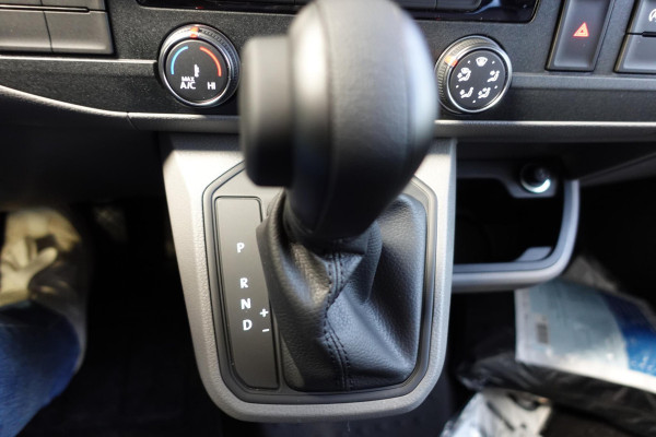Volkswagen Transporter 2.0 TDI L2H1 28 Highline Automaat Airco Cruise Control Navi PDC V&A Trekhaak