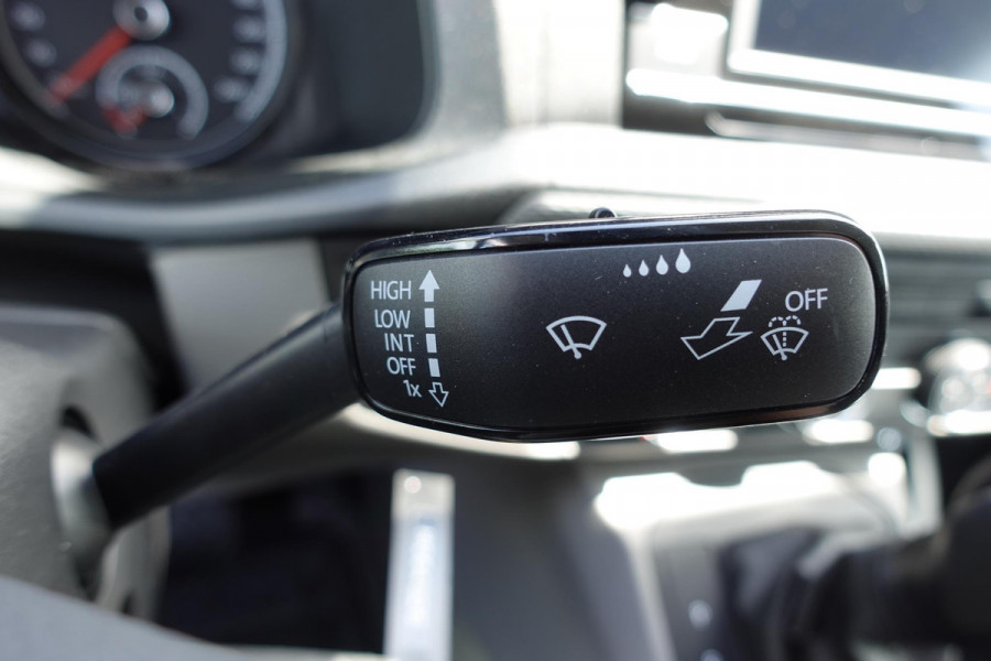 Volkswagen Transporter 2.0 TDI L2H1 28 Highline Automaat Airco Cruise Control Navi PDC V&A Trekhaak