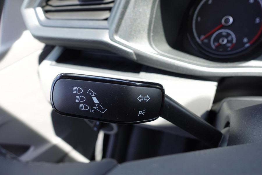 Volkswagen Transporter 2.0 TDI L2H1 28 Highline Automaat Airco Cruise Control Navi PDC V&A Trekhaak