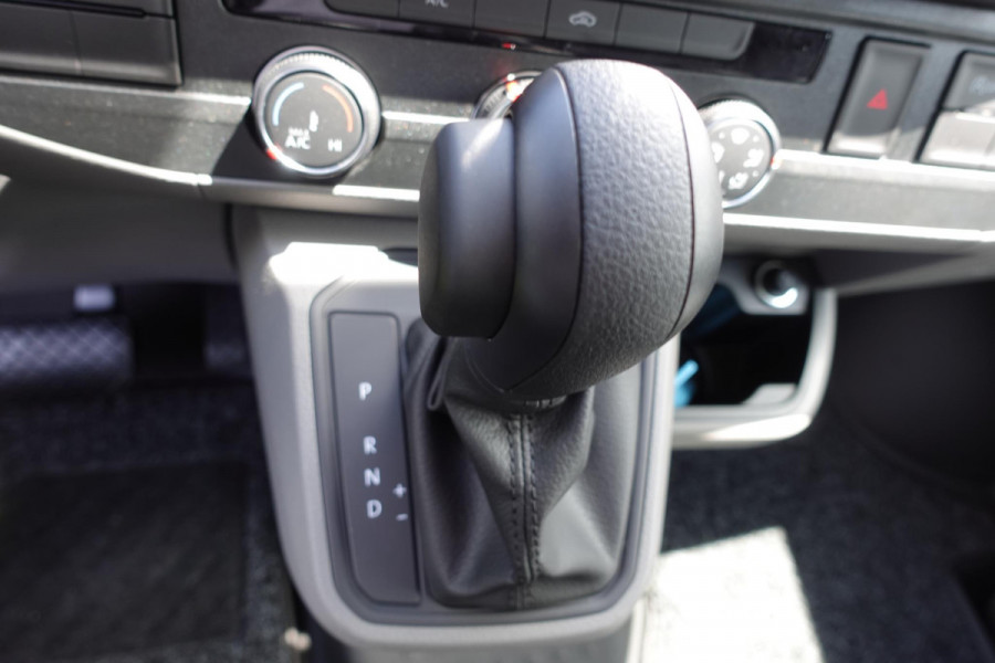 Volkswagen Transporter 2.0 TDI L2H1 28 Highline Automaat Airco Cruise Control Navi PDC V&A Trekhaak