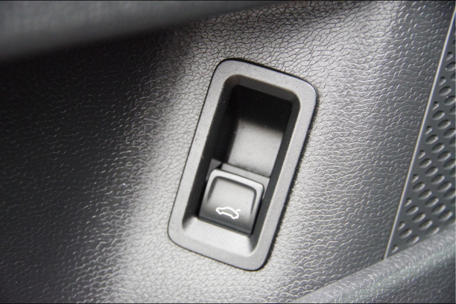 Volkswagen ID. Buzz Cargo 77 kWh 204PK, 3-ZITS, LED, ADAPT. CRUISE, CAMERA, STOELVERWARMING, STUURVERWARMING, CARPLAY, ELEKTR. ACHTERKLEP, PARKEERSE