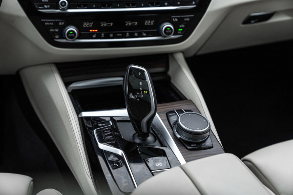 BMW 5 Serie Touring 530e Business Edition Plus M-Sport Laser Pano Memory Leder 19''