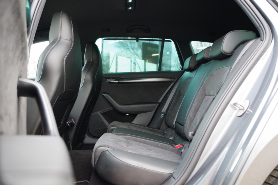Škoda Superb Combi 1.4 TSI 218 PK iV Sportline BNS PHEV, Trekhaak, Memory, 4 x Stoelverwarming