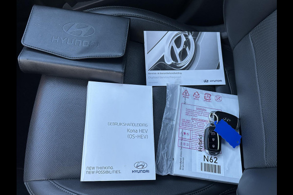 Hyundai Kona 1.6 GDI HEV Premium | DEALER ONDERHOUDEN | STOEL VERKOELING/VERWARMING | STUURWIEL VERWARMD | ACHTERBANK VERWARMD | HEAD UP | APPLECARPLAY \ AINDROID AUTO | AFNM. TREKHAAK | KRELL BOXEN |