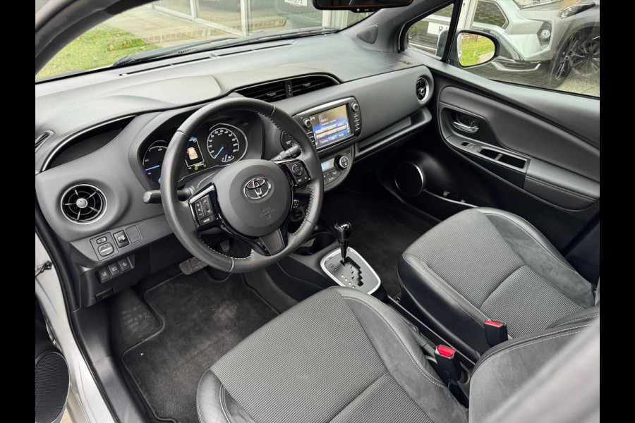 Toyota Yaris 1.5 Hybrid Executive | Lichtmetalen velgen, Half leer, Navigatie, Cruise control, Armsteun, Startknop, Safety sense