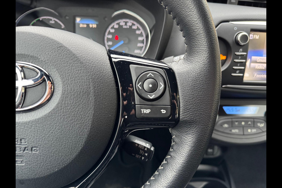 Toyota Yaris 1.5 Hybrid Executive | Lichtmetalen velgen, Half leer, Navigatie, Cruise control, Armsteun, Startknop, Safety sense
