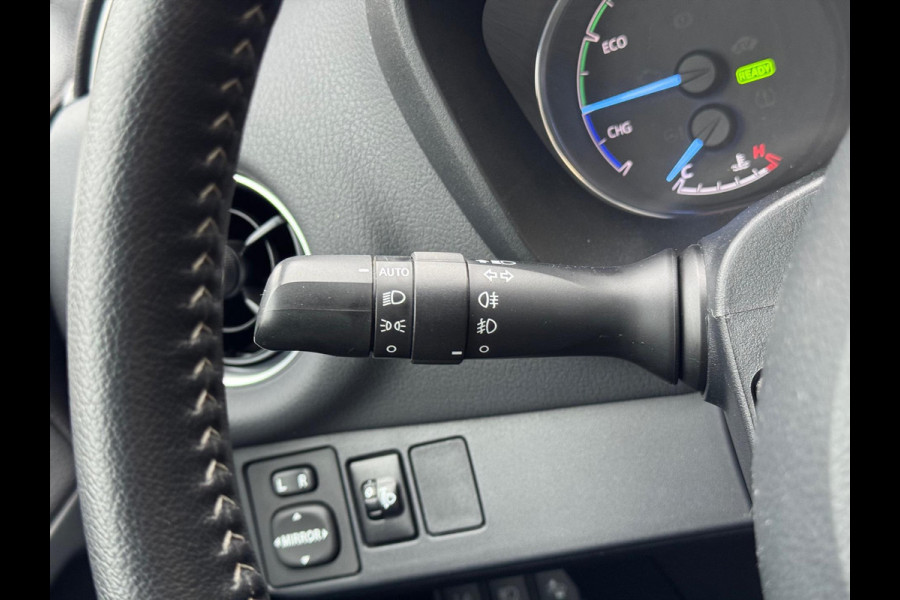 Toyota Yaris 1.5 Hybrid Executive | Lichtmetalen velgen, Half leer, Navigatie, Cruise control, Armsteun, Startknop, Safety sense