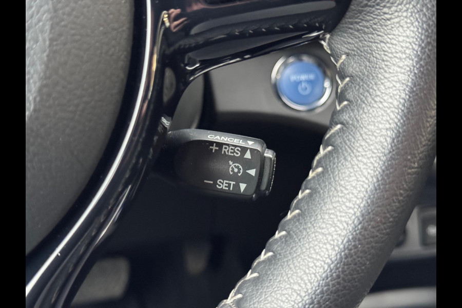Toyota Yaris 1.5 Hybrid Executive | Lichtmetalen velgen, Half leer, Navigatie, Cruise control, Armsteun, Startknop, Safety sense