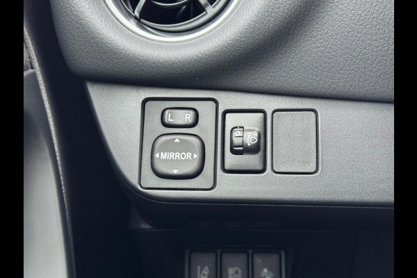 Toyota Yaris 1.5 Hybrid Executive | Lichtmetalen velgen, Half leer, Navigatie, Cruise control, Armsteun, Startknop, Safety sense