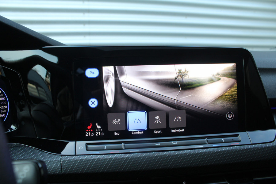 Volkswagen Golf 1.5 eTSI 150pk R-Line DSG7 Panoramadak IQ-Light Clima Cruise Navi Dig. Cockpit Carplay Camera 18"LMV