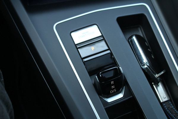 Volkswagen Golf 1.5 eTSI 150pk R-Line DSG7 Panoramadak IQ-Light Clima Cruise Navi Dig. Cockpit Carplay Camera 18"LMV