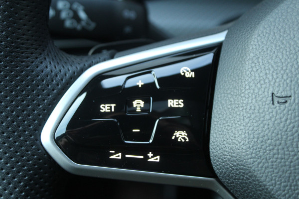 Volkswagen Golf 1.5 eTSI 150pk R-Line DSG7 Panoramadak IQ-Light Clima Cruise Navi Dig. Cockpit Carplay Camera 18"LMV