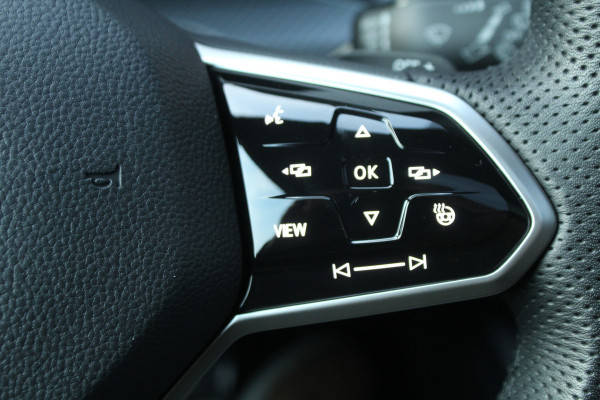 Volkswagen Golf 1.5 eTSI 150pk R-Line DSG7 Panoramadak IQ-Light Clima Cruise Navi Dig. Cockpit Carplay Camera 18"LMV