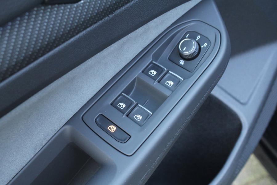 Volkswagen Golf 1.5 eTSI 150pk R-Line DSG7 Panoramadak IQ-Light Clima Cruise Navi Dig. Cockpit Carplay Camera 18"LMV