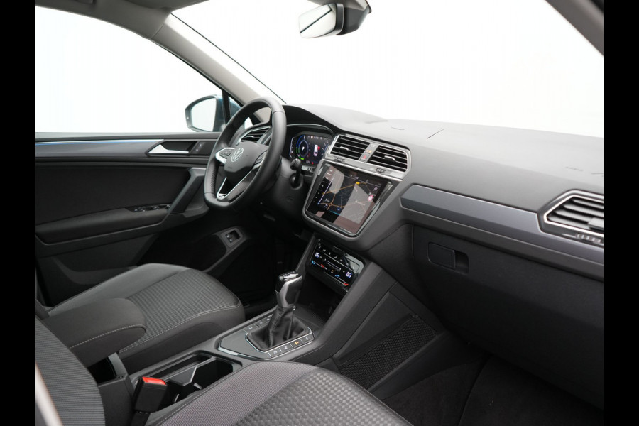 Volkswagen Tiguan 1.4 eHybrid Active Plug In Hybrid 245pk Dealer O.H. PHEV | Adaptive Cruise | 360 Camera | IQ Light | Voorstoelen & Stuur Verwarmd | Sfeerverlichting | Apple Carplay | Virtual | Keyless | Blis | Navigatie | DAB |