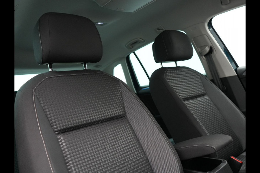 Volkswagen Tiguan 1.4 eHybrid Active Plug In Hybrid 245pk Dealer O.H. PHEV | Adaptive Cruise | 360 Camera | IQ Light | Voorstoelen & Stuur Verwarmd | Sfeerverlichting | Apple Carplay | Virtual | Keyless | Blis | Navigatie | DAB |