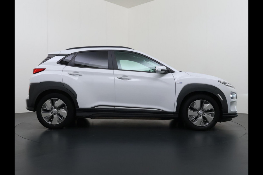 Hyundai Kona EV Premium 64 kWh SOH 100% | 3-FASE | WARMTEPOMP | LEDER | STOEL VERWARM, VENTILATIE | CAMERA | RIJKLAAR INCL. 12 MND BOVAG GARANTIE
