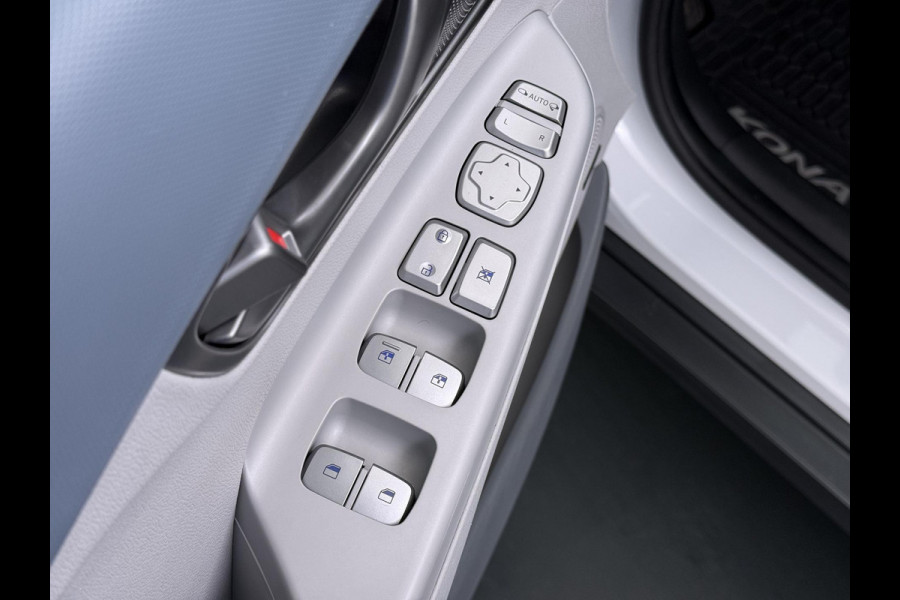 Hyundai Kona EV Premium 64 kWh SOH 100% | 3-FASE | WARMTEPOMP | LEDER | STOEL VERWARM, VENTILATIE | CAMERA | RIJKLAAR INCL. 12 MND BOVAG GARANTIE