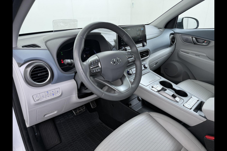 Hyundai Kona EV Premium 64 kWh SOH 100% | 3-FASE | WARMTEPOMP | LEDER | STOEL VERWARM, VENTILATIE | CAMERA | RIJKLAAR INCL. 12 MND BOVAG GARANTIE