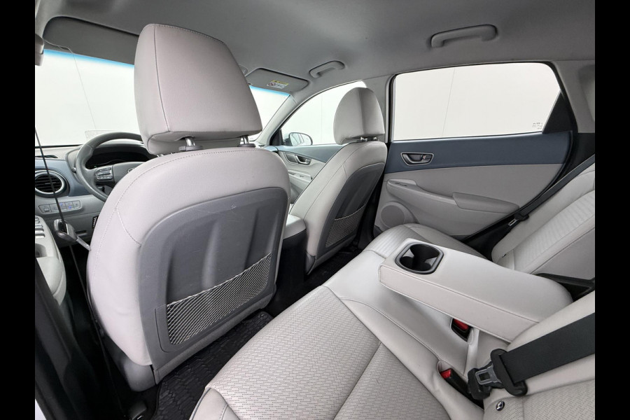 Hyundai Kona EV Premium 64 kWh SOH 100% | 3-FASE | WARMTEPOMP | LEDER | STOEL VERWARM, VENTILATIE | CAMERA | RIJKLAAR INCL. 12 MND BOVAG GARANTIE