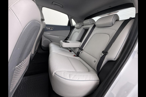 Hyundai Kona EV Premium 64 kWh SOH 100% | 3-FASE | WARMTEPOMP | LEDER | STOEL VERWARM, VENTILATIE | CAMERA | RIJKLAAR INCL. 12 MND BOVAG GARANTIE