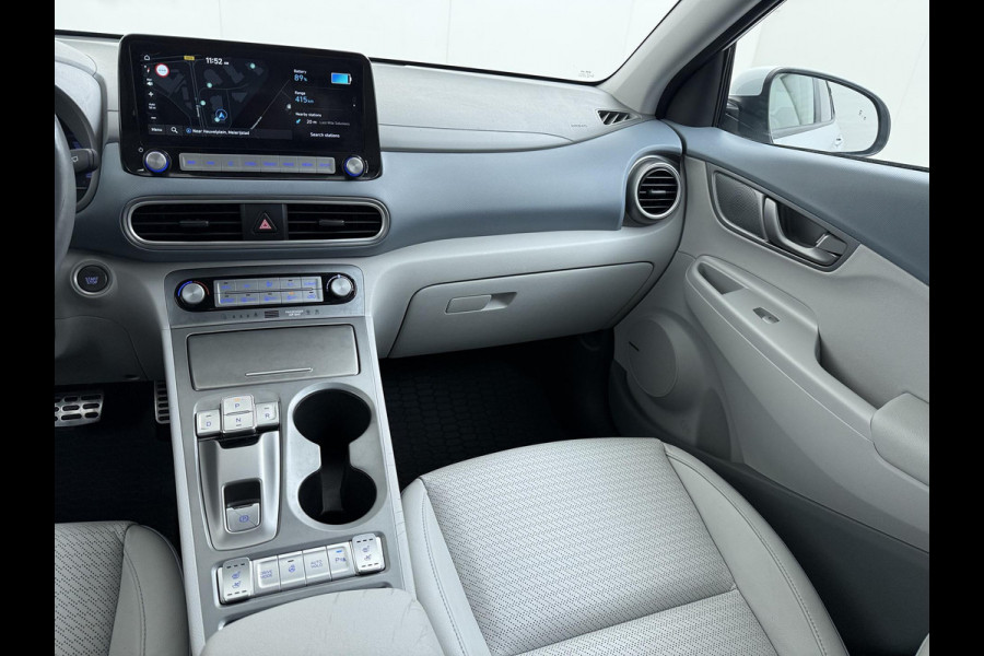 Hyundai Kona EV Premium 64 kWh SOH 100% | 3-FASE | WARMTEPOMP | LEDER | STOEL VERWARM, VENTILATIE | CAMERA | RIJKLAAR INCL. 12 MND BOVAG GARANTIE