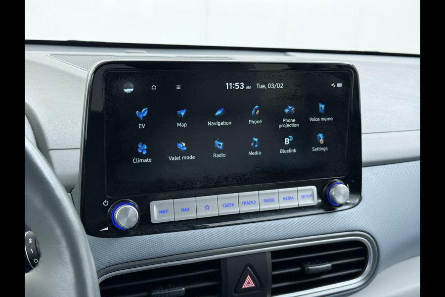 Hyundai Kona EV Premium 64 kWh SOH 100% | 3-FASE | WARMTEPOMP | LEDER | STOEL VERWARM, VENTILATIE | CAMERA | RIJKLAAR INCL. 12 MND BOVAG GARANTIE