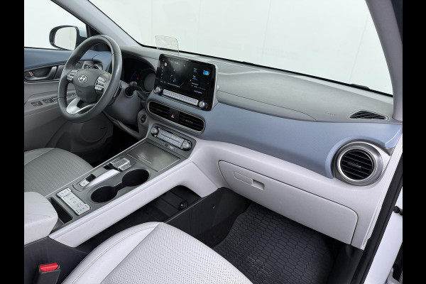 Hyundai Kona EV Premium 64 kWh SOH 100% | 3-FASE | WARMTEPOMP | LEDER | STOEL VERWARM, VENTILATIE | CAMERA | RIJKLAAR INCL. 12 MND BOVAG GARANTIE