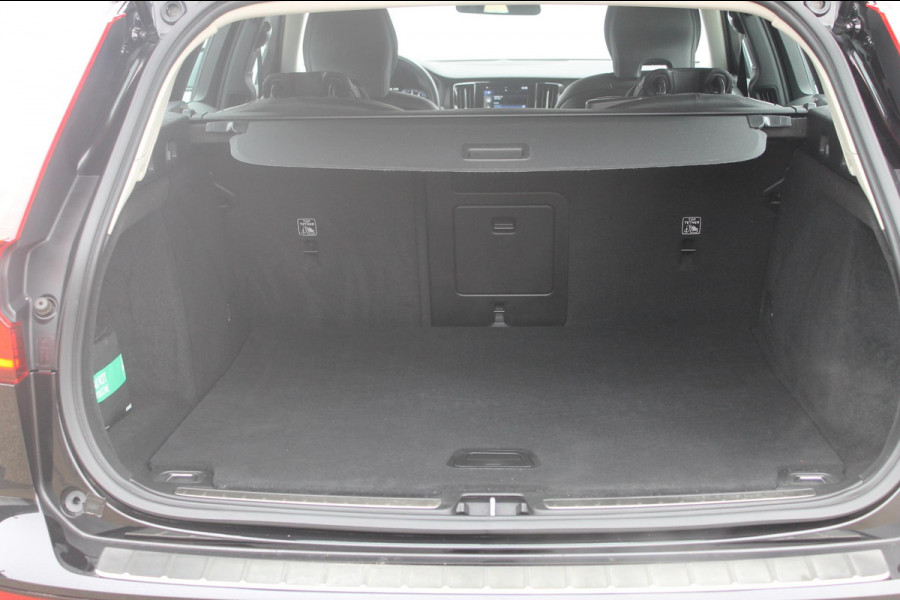 Volvo V60 B3 163PK Automaat Momentum Advantage Lederen bekleding / Apple Carplay / Cruise control / Stoelverwarming / Stuurwielverwarming / lichtmetalen velgen / Road Sign information