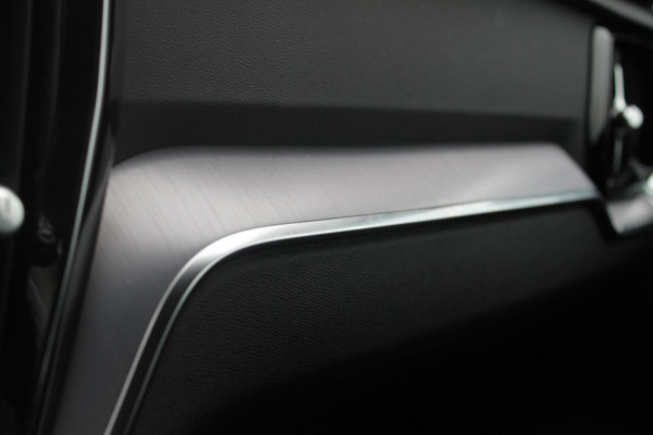 Volvo V60 B3 163PK Automaat Momentum Advantage Lederen bekleding / Apple Carplay / Cruise control / Stoelverwarming / Stuurwielverwarming / lichtmetalen velgen / Road Sign information