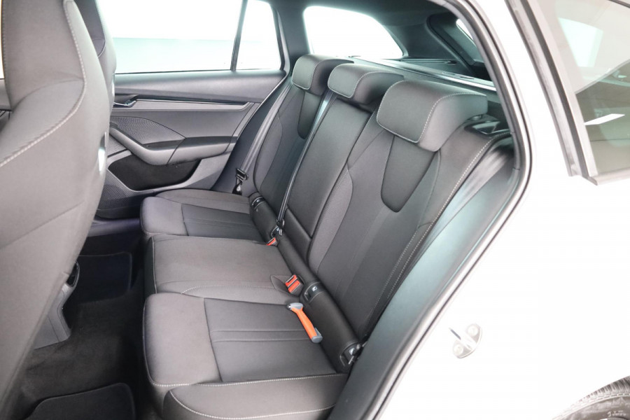 Škoda Octavia Combi 1.4 TSI iV PHEV Sportline Business 204pk  Plug in Hybrid | Privatelease vanaf 675,-- | Navigatie | 18 inch Lichtmetalen velgen | Travel Pakket| SOH 97%