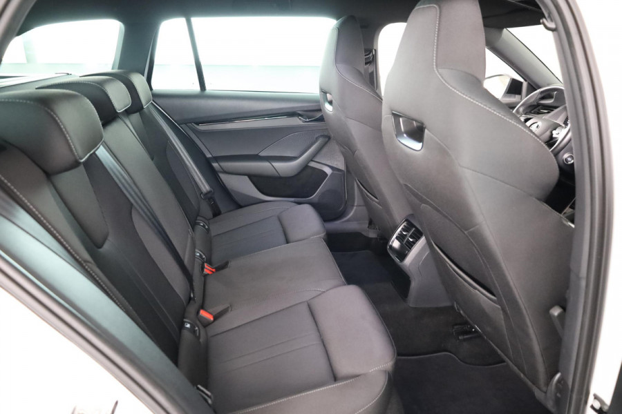 Škoda Octavia Combi 1.4 TSI iV PHEV Sportline Business 204pk  Plug in Hybrid | Privatelease vanaf 675,-- | Navigatie | 18 inch Lichtmetalen velgen | Travel Pakket| SOH 97%