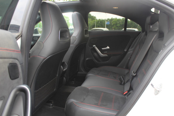 Mercedes-Benz CLA-Klasse 200 Business Solution AMG / Panoramadak / Camera / Sfeerverlichting / 18'' / Leder&Alcantara / Stoelverwarming / DAB / Cruise Control
